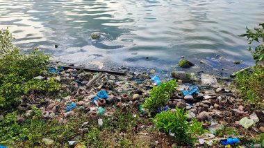 Su deposunun dışındaki çöplerin görünüşü, çeşitli plastik atıklar görülebilir, çöp şu anda en ciddi sorunlardan biri, Endonezya