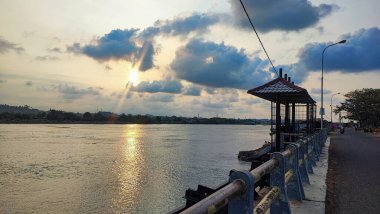 lhokseumawe şehir rezervuarında akşam günbatımının manzarası öğleden sonra Endonezya 'da günbatımı çok güzel görünür.