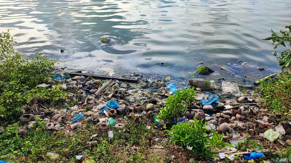 Vista Lixo Nos Arredores Reservatório Vários Resíduos Plástico Pode Ser — Fotografia de Stock