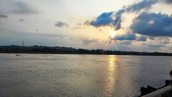 ルクセウマワ市の貯水池での夕日の景色 そこの午後に美しい夕日 インドネシア — ストック写真