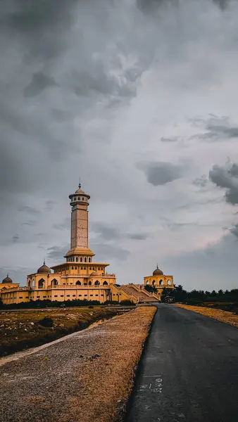 Parktaki eski ahşap ev.