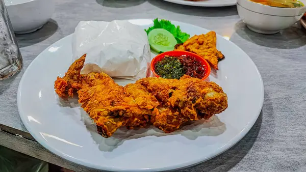 Pirinç ve sebzeli kızarmış tavuk.