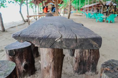 Denizin arka planında boş ahşap masa