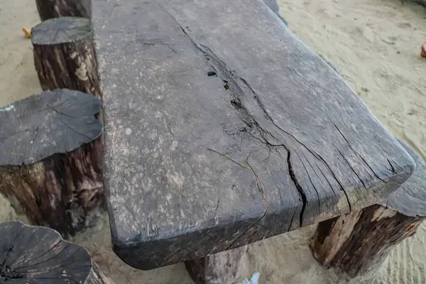 Parktaki boş eski ahşap masa. soyut arkaplan.