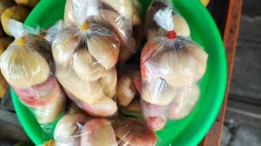 muz ve hindistan cevizi sütü plastik torbada