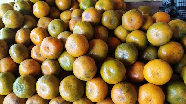 Taze taze ve yeşil mango