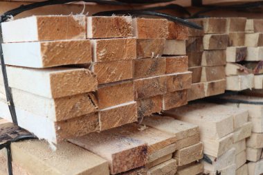 Sawmill ahşap kesilen ve bir kereste fabrikasında işlenmeye hazır ahşap anlamına gelir, daha sonra ahşap çeşitli aşamalarda işlenir istenilen boyutu, şekli ve şekli ile daha küçük ahşap parçalarına çevrilir