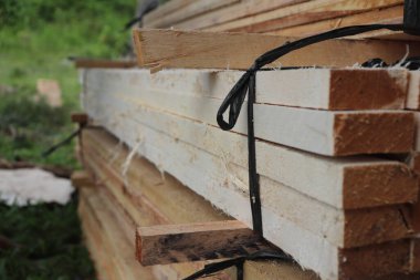 Sawmill ahşap kesilen ve bir kereste fabrikasında işlenmeye hazır ahşap anlamına gelir, daha sonra ahşap çeşitli aşamalarda işlenir istenilen boyutu, şekli ve şekli ile daha küçük ahşap parçalarına çevrilir