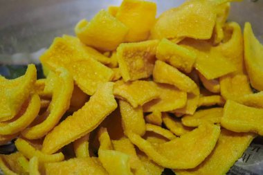 Tempeh krakerleri kızartılmaya hazır küçük karelere bölünmüş.