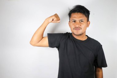 Siyah tişörtlü, güçlü kaslarını gösteren Asyalı erkek..