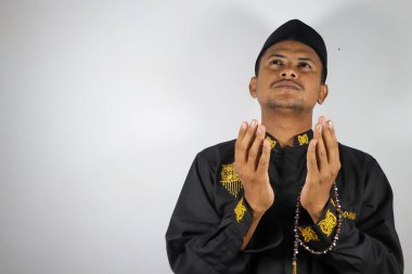 Müslüman adam dua ediyor, bembeyaz.