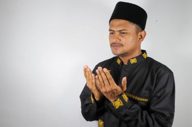 Geleneksel giyinmiş Endonezyalı adam