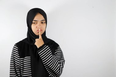 Sessiz hareket eden Asyalı kadın.