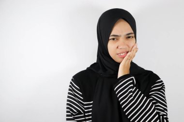 Genç Asyalı kadın düşünüyor ve kameraya bakıyor.