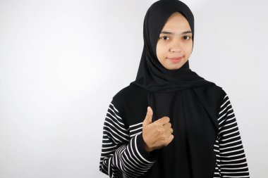 Başörtüsü olan Asyalı Müslüman kadın iyi niyet gösteriyor.