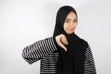 Beyaz arka planda izole edilmiş kameraya bakan tesettürlü güzel müslüman kız portresi.