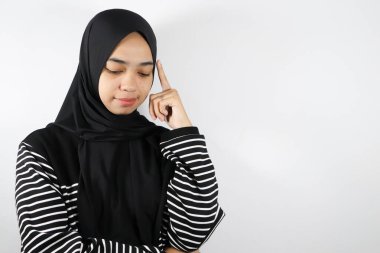 Genç, güzel Asyalı Müslüman kadın tesettür takıyor, telefonla konuşuyor, beyaz arka planda izole edilmiş, yaşam tarzı insan kavramı