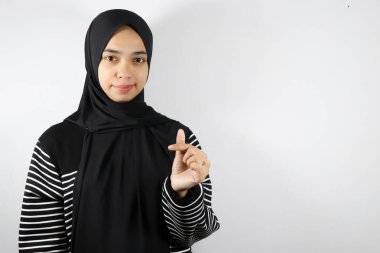 Asyalı Müslüman kadın, siyah tesettüre bürünmüş.