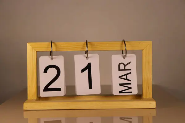 Ahşap bir arkaplanda 22 Mart tarihli takvim. Adı 20211..