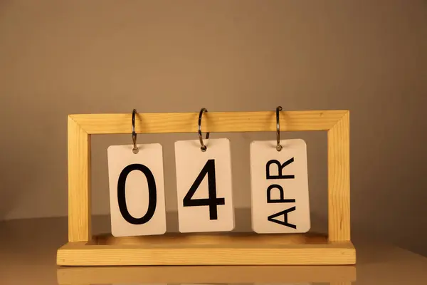 16 Nisan 'da. Ayın 66. günü, takvim ahşap masada, ilkbahar günü. Bahar günü Mevsim konsepti