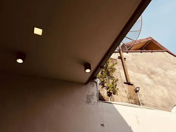 Güneşli bir öğleden sonra kafe atmosferi