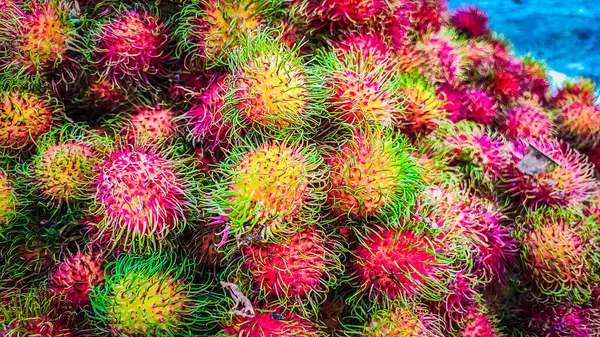 Bir yığın taze kırmızı rambutan meyvesi.