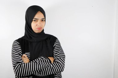 Üzgün yüzlü Asyalı Müslüman kadın, beyaz arka planda soyutlanmış, üzgün kadın.