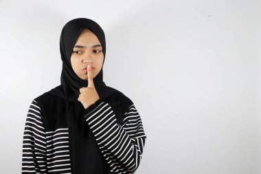 Beyaz arka planda soyutlanmış, tesettürlü Asyalı Müslüman kadın.