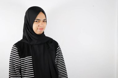 Beyaz arka planda siyah eşarplı genç Müslüman kadın.
