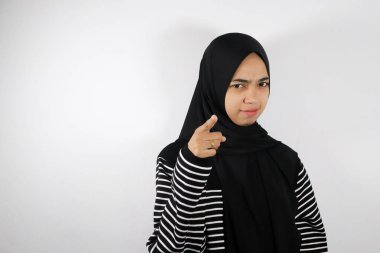 Yan tarafı işaret eden Asyalı kadın, beyaz arka planda izole edilmiş.