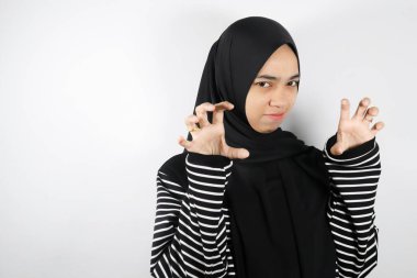 Müslüman Asyalı kadın el hareketleriyle beyaz arka planda izole edilmiş.