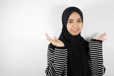 Beyaz arka planda izole edilmiş el hareketi ile tesettürlü Asyalı kadın.