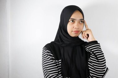 Asyalı Müslüman kadın düşünüyor.