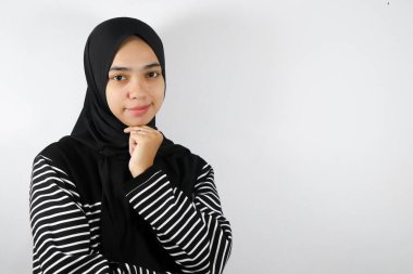 Siyah eşarp ve başörtüsü takan genç Müslüman kadın..