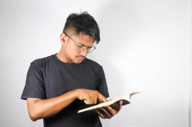 Kitap ve gözlüklü genç adam.