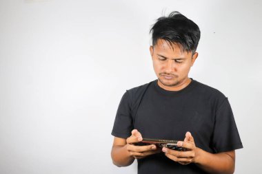 cep telefonu kullaranarak Asyalı adam