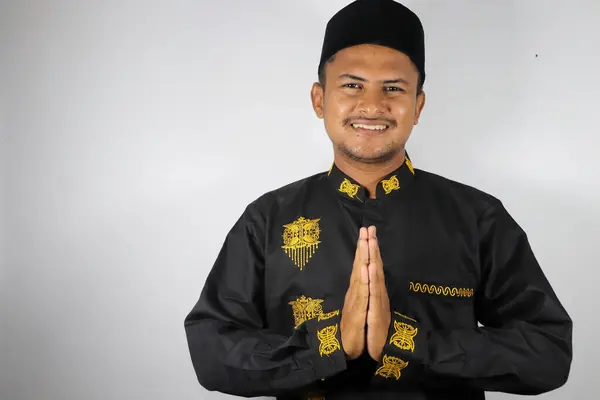 Bayram kutlaması için geleneksel kıyafetler giyen genç adam..