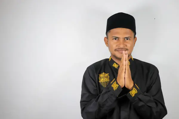 Genç Müslüman adam camide namaz kılıyor.