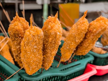 Markette kızarmış karides.