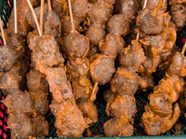 Kızarmış köfteleri kapatın.