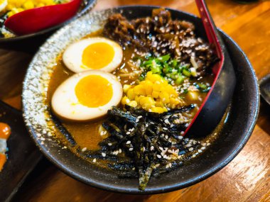 Yumurta, mantar, soğan ve mantarlı Japon eriştesi. Japon yemeği..