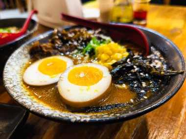 Domuz etli erişte çorbası ve yumurta.