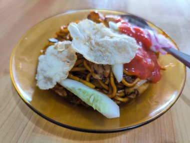 Tavuk ve pirinç erişteli Malezya yemeği.