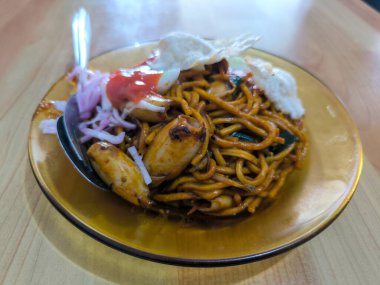 Tavuk, soğan ve sebzeli erişte.