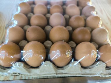 Plastik tepside satılık yumurtalar