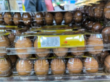 Süpermarkette bir sürü plastik yumurta.