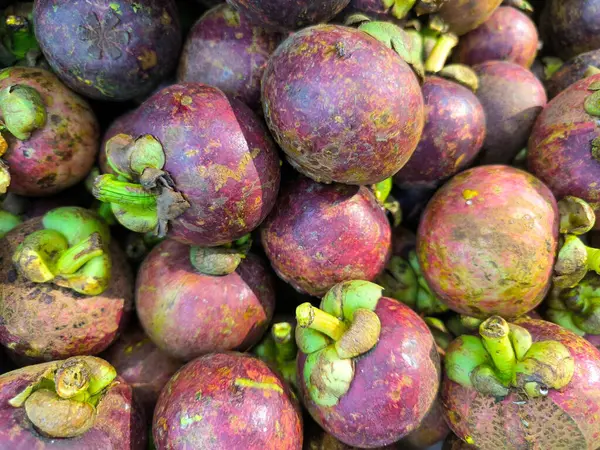 Pazarda taze mangosteen meyvesi.