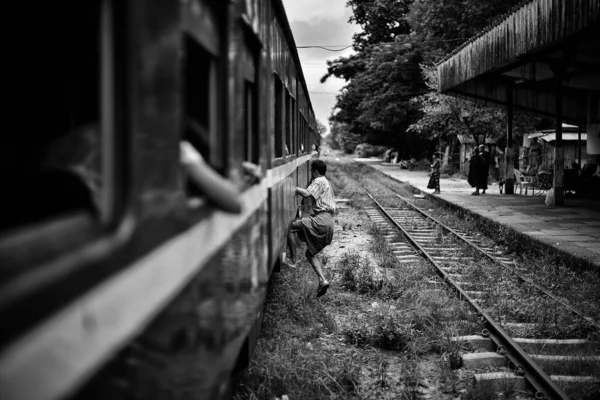 Стомлена Дівчина Стукає Вікно Старого Повільного Поїзда — стокове фото