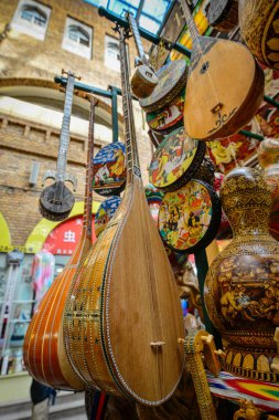 Grand Bazaar, Xinjiang, Çin 'de dutar satan satıcılar