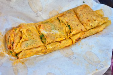 Urumqi, Xinjiang, Çin 'deki açık hava geleneksel pazarında gözleme satıcıları